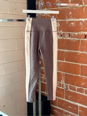 Beyond Yoga Womens Two-Tone Grey and Cream Colorblock Leggings